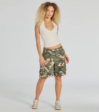 Kurze Camouflage-Shorts mit mittelhoher Taille für Frauen | Ideal für Freizeitaktivitäten in Oliv