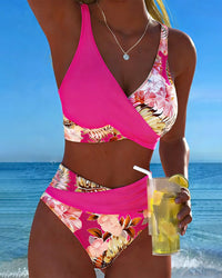 Lena | Bikini mit kontrastierendem Blumenmuster und Schlitz in Fuchsia
