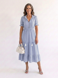 Dakota | Kurzärmeliges gestreiftes, geschichtetes Midikleid in Himmelblau