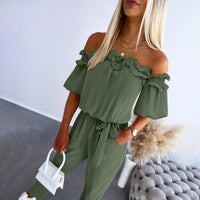 CAMILA – Schicker Off-Shoulder Volant-Hüftgurt-Jumpsuit in Olivgrün