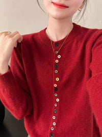 Beatrice - Klassische Strickjacke mit Rundhalsausschnitt in Rot