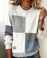 Julia | Casual Damen Pullover modern & farbig getragen in Hellgrau