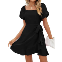 Donna - Mini-Kleid mit quadratischem Ausschnitt, Puffärmeln und Gürtelschärpe in Schwarz