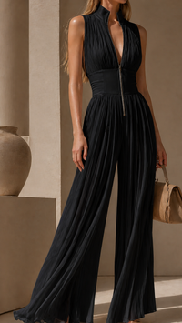 Greta | Plissierter Jumpsuit mit tiefem Ausschnitt in Schwarz