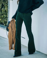 Elegante, schlanke Damenhose mit Schlag in Grün