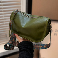 Elegante Damen-Schultertasche aus veganem Leder in Grün