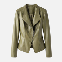 Yvette | Damen Hochglänzende Taillierte Kunstlederjacke Breites Revers – PU Leder Jacke in Grün