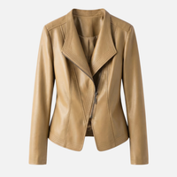 Yvette | Damen Hochglänzende Taillierte Kunstlederjacke Breites Revers – PU Leder Jacke in Beige
