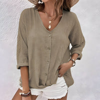 Lässige Damenbluse mit Knöpfen – Elegante Bluse für den Sommer, V-Ausschnitt, Entspannte Rollärmel, Vielseitig kombinierbar in Khaki
