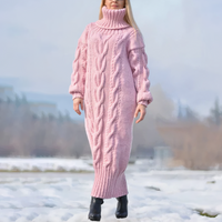 Clara | Damen Strick-Maxikleid lang mit stilvollem Zopfmuster in Rosa