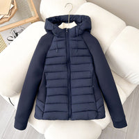 Damen leichte Hybrid-Steppjacke mit Kapuze und elastischen Ärmelpaneelen in Navyblau