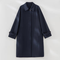 Damen Langer minimalistischer Trenchcoat mit verdeckter Knopfleiste und verstellbaren Manschetten Nord Taschen in Navyblau
