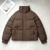 Damen kurze Steppjacke mit hohem Stehkragen und D-Ring-Tasche in Braun
