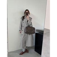 Damen Nadelstreifen-Trench mit kastiger Silhouette, Schulterpatten und verdecktem Bindegürtel Nord Taschen in Grau gestreift