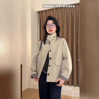 Damen Kurzmantel im Mac-Stil mit kontrastierendem Samtkragen und karierten Ärmelaufschlägen Nord Taschen in Beigegrau
