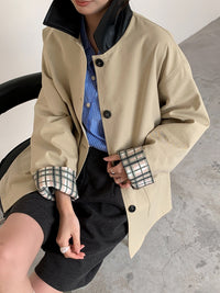 Damen Kurzjacke im Trench‑Stil mit Lederkragen und umschlagbaren Karo‑Manschetten Nord Taschen in Khaki [Tencel-Baumwolle Exklusiv]