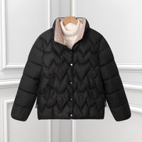 Damen kurze Steppjacke mit Bogensteppung und Druckknopfblende in Schwarz