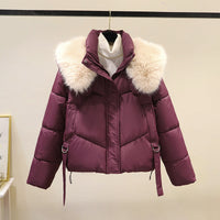 Damen kurze Steppjacke mit voluminösem Webpelzkragen und Taillenriemen in Violett