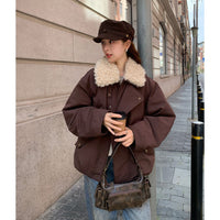 Damen Oversize-Kurzjacke mit Teddykragen und Pattentaschen Nord Taschen in Dunkelbraun