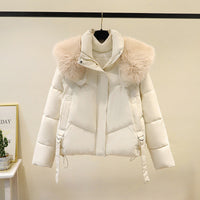 Damen kurze Steppjacke mit voluminösem Webpelzkragen und Taillenriemen in Offwhite