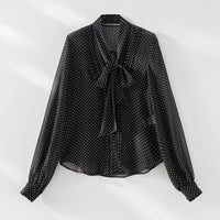 Damen Luftige Polka‑Dot Schlaufenbluse mit Schleifenkragen, Plissée‑Vorderteil und Manschettenärmel Nord Taschen in Schwarz gepunktet (Hemd)