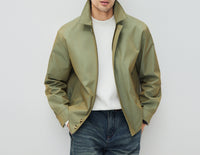 Herren Kurzjacke im modernen Harrington‑Stil mit Stehkragen und verdecktem Reißverschluss Nord Taschen in Khaki