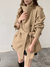 Damen Kurztrench im Boxy-Cut mit hohem Stehkragen und verstellbarem Taillengürtel Nord Taschen in Khaki