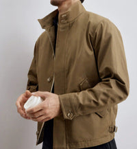 Herren Kurzblouson im Military-Style aus technischem Baumwollmischgewebe mit Stehkragen und verdeckter Reißverschlussblende Nord Taschen in Khaki