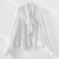 Damen Chiffon-Bluse mit Schleifenkragen, Pünktchenmuster und Biesen-Detail Nord Taschen in Weiß gepunktetes Hemd