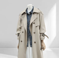 Damen Langer Trenchcoat mit Hochkragen, doppelter Sturmklappe und verstellbaren Manschetten Nord Taschen in Teebraun
