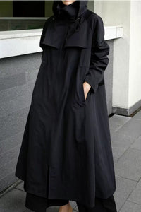 Damen Oversize-Mantel in Maxilänge mit Kapuze und Cape-Passe in Schwarz