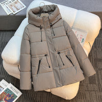 Damen kurze wattierte Kapuzenjacke mit hohem Stehkragen und Kordelzug in Khaki