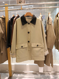 Damen Kurze Trenchjacke mit kontrastierendem Reverskragen und kariertem Futter Nord Taschen in Khaki
