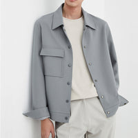 Herren Oversize-Utility-Jacke mit aufgesetzter Brusttasche und Druckknopfleiste Nord Taschen in Nebelgrau