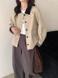 Damen Kurzmantel im Mac-Stil mit kontrastierendem Samtkragen und karierten Ärmelaufschlägen Nord Taschen in Hell-Khaki