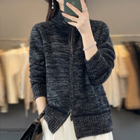 Damen Strickjacke mit Reissverschluss und Stehkragen in Schwarz mit floralem Muster