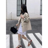 Damen Kurzer Boxy-Trench mit kontrastierendem Revers, kariertem Ärmelbesatz und aufgesetzten Pattentaschen Nord Taschen in Khaki – Premium‑Serie
