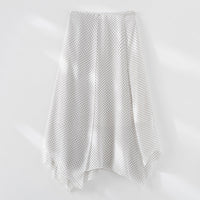 Damen Luftige Polka‑Dot Schlaufenbluse mit Schleifenkragen, Plissée‑Vorderteil und Manschettenärmel Nord Taschen in Weißer Rock