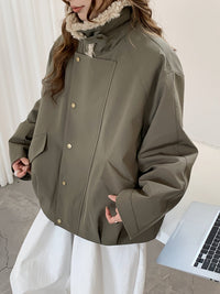 Damen Oversize-Kurzjacke mit Teddykragen und Pattentaschen Nord Taschen in Rauchgrün