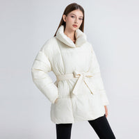 Damen taillierter Steppmantel mit Bindegürtel und hohem Schalkragen in Offwhite