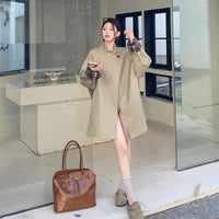 Damen Kurztrench mit Stehkragen verdeckter Druckknopfleiste und kariertem Ärmelbesatz Nord Taschen in Khaki-Grün (90% weiße Daunen)