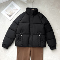 Damen kurze Steppjacke mit hohem Stehkragen und D-Ring-Tasche in Schwarz