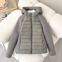 Damen leichte Hybrid-Steppjacke mit Kapuze und elastischen Ärmelpaneelen in Grau