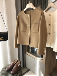Damen Stilvolle Kurzjacke mit Knopfdetails Nord Taschen in Beige
