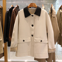 Damen Kurze Trenchjacke mit kontrastierendem Reverskragen und kariertem Futter Nord Taschen in Aprikose
