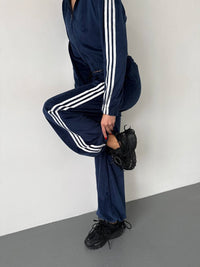Damen Retro-Samt Trainingsanzug mit seitlichen Streifen, hochgeschnittener Bund und Reißverschluss Nord Taschen in Blau