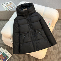 Damen kurze wattierte Kapuzenjacke mit hohem Stehkragen und Kordelzug in Schwarz
