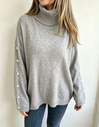 Mara | Damen Oversized Langarm-Turtleneck-Pullover mit Knöpfen in Hellgrau