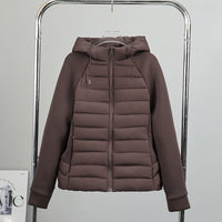 Damen leichte Hybrid-Steppjacke mit Kapuze und elastischen Ärmelpaneelen in Braun