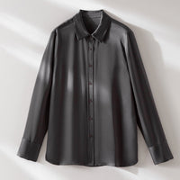Damen Seidenähnliche Bluse mit klassischem Hemdkragen, durchgehender Knopfleiste und verlängerten Manschetten Nord Taschen in Dunkelgrau